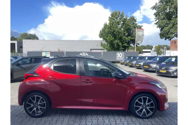 Toyota Yaris (2021) thumbnail 2