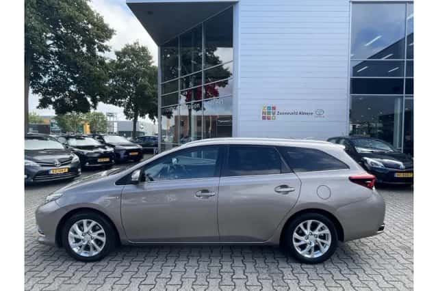 Toyota Auris (2015) thumbnail 2