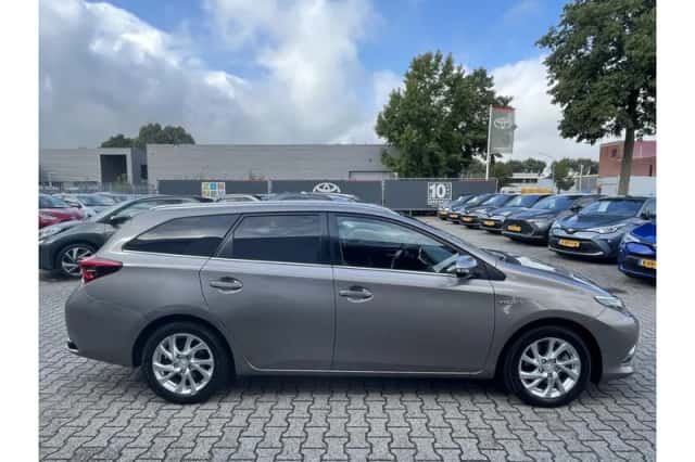 Toyota Auris (2015) thumbnail 4