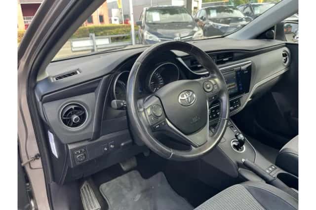 Toyota Auris (2015) thumbnail 6