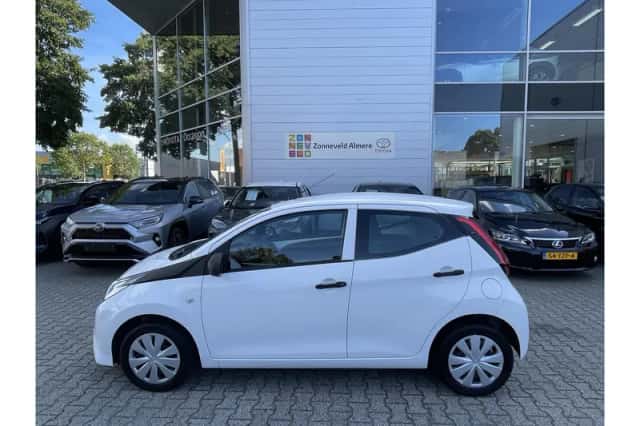 Toyota Aygo (2021) thumbnail 2