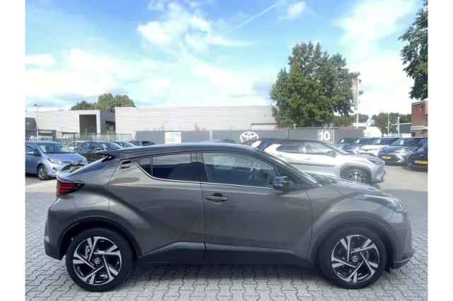 Toyota C-HR (2022) thumbnail 2