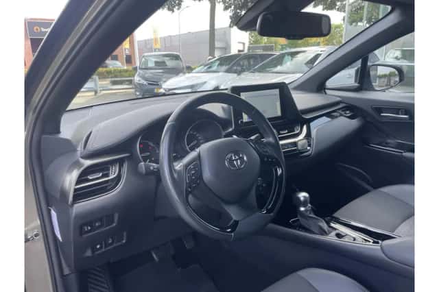Toyota C-HR (2022) thumbnail 6
