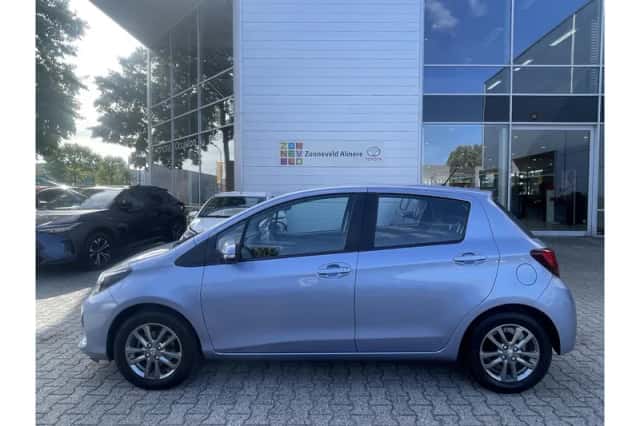 Toyota Yaris (2016) thumbnail 2