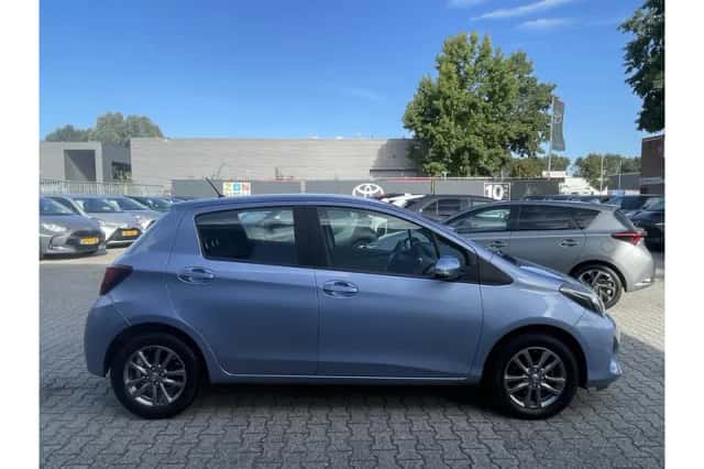 Toyota Yaris (2016) thumbnail 4