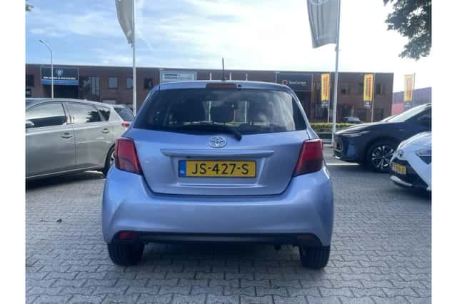 Toyota Yaris (2016) thumbnail 5