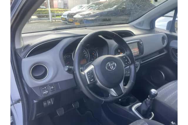 Toyota Yaris (2016) thumbnail 6