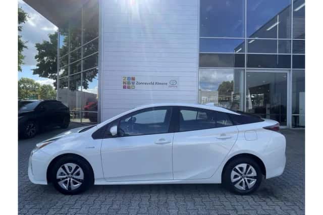 Toyota Prius (2018) thumbnail 2