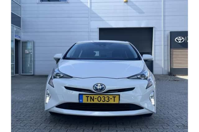 Toyota Prius (2018) thumbnail 3