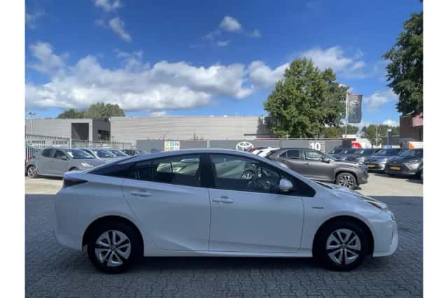 Toyota Prius (2018) thumbnail 4