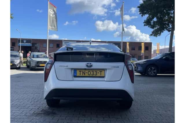 Toyota Prius (2018) thumbnail 5
