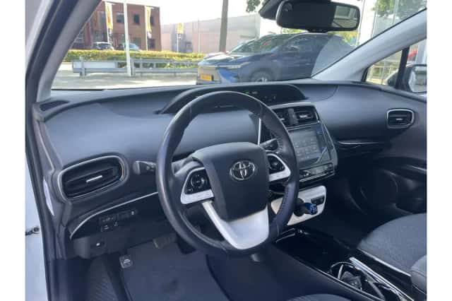 Toyota Prius (2018) thumbnail 6