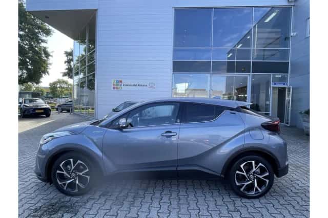 Toyota C-HR (2022) thumbnail 2