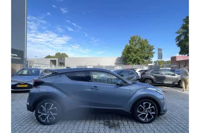 Toyota C-HR (2022) thumbnail 4