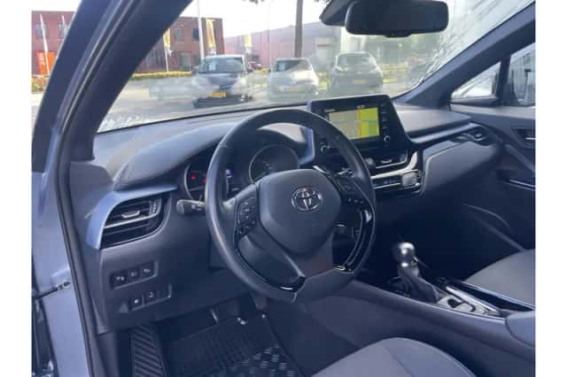 Toyota C-HR (2022) thumbnail 6