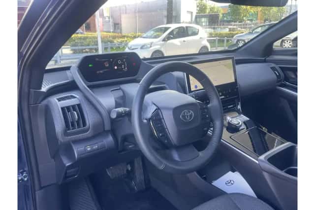Toyota bZ4X (2025) thumbnail 6