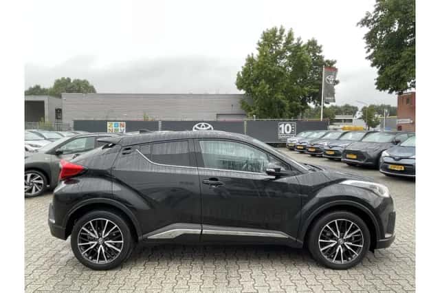Toyota C-HR (2016) thumbnail 2