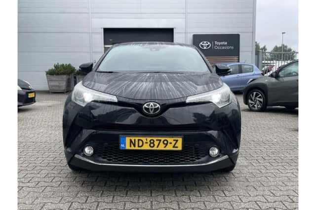 Toyota C-HR (2016) thumbnail 3