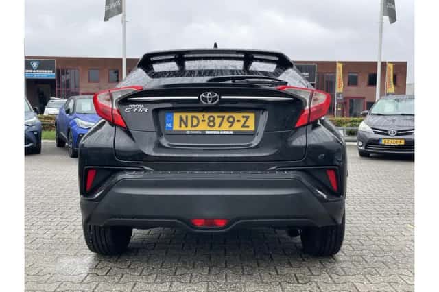 Toyota C-HR (2016) thumbnail 5