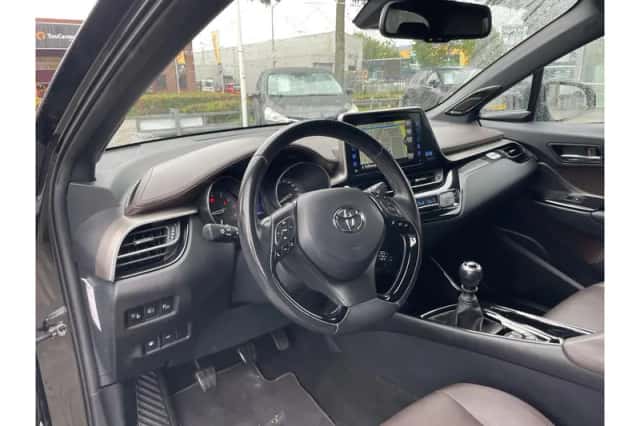 Toyota C-HR (2016) thumbnail 6