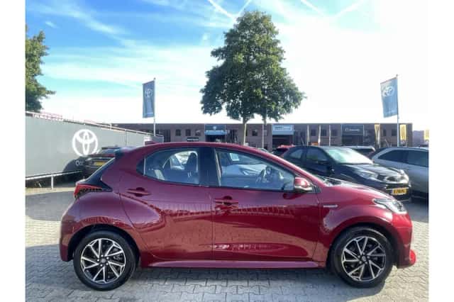 Toyota Yaris (2020) thumbnail 2