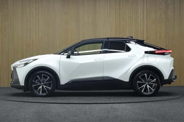 Toyota C-HR (2024) thumbnail 2