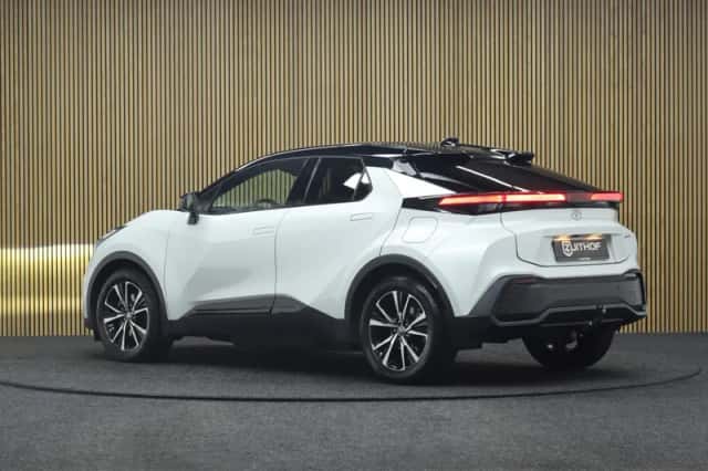 Toyota C-HR (2024) thumbnail 3