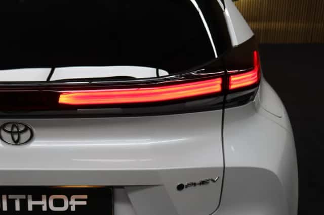 Toyota C-HR (2024) thumbnail 6
