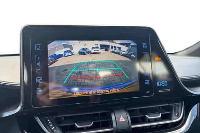 Toyota C-HR (2017) thumbnail 6