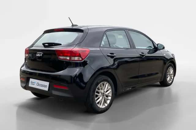 Kia Rio (2023) thumbnail 4