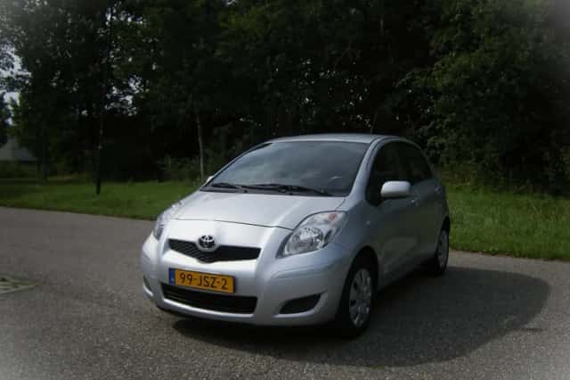 Toyota Yaris (2009) thumbnail 2