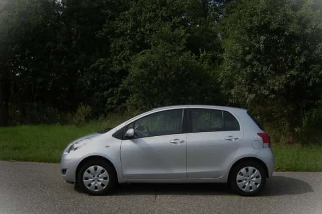 Toyota Yaris (2009) thumbnail 3