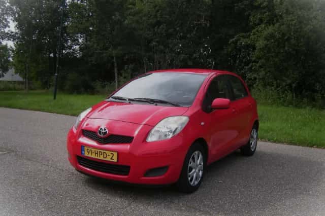Toyota Yaris (2009) thumbnail 2