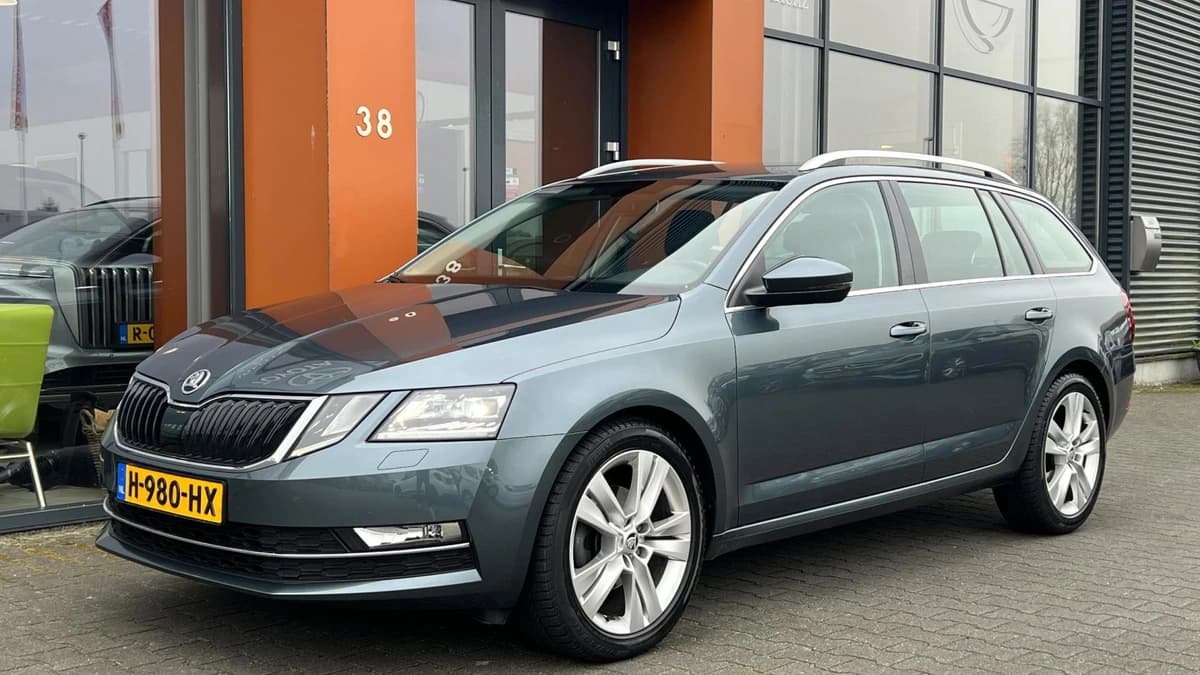 Skoda Octavia Combi 1.5TSI AUT. Carplay Navi LED Stoelverwarming — foto 1