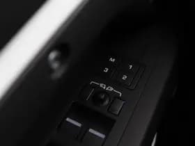 Land Rover Defender thumbnail 52