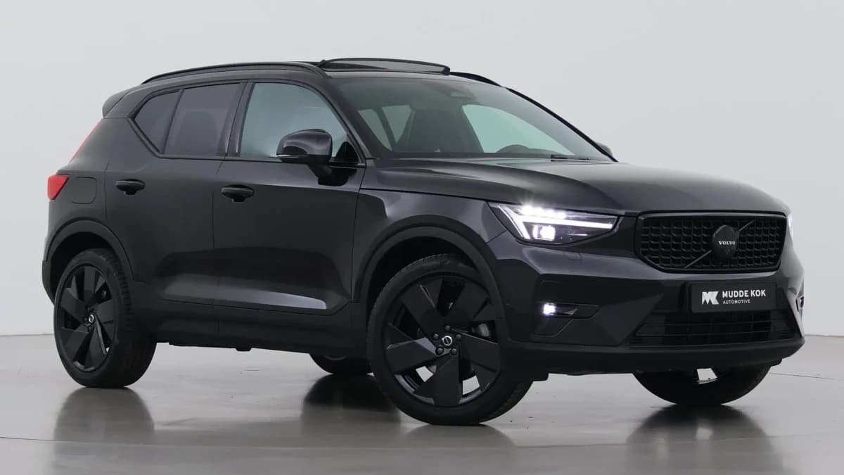 Volvo XC40 B3 Ultra Black Edition | Panoramadak | Trekhaak | 360° Camera | ACC | Stoel+Stuurverwarming | 20 Inch — foto 1