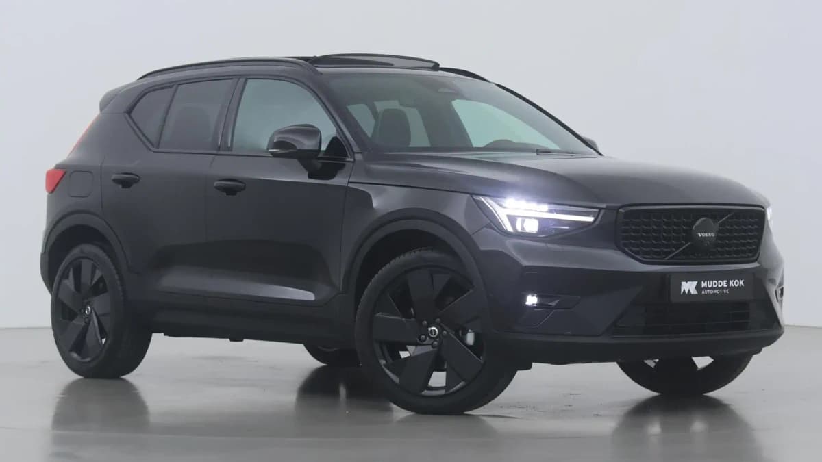 Volvo XC40 B3 Ultra Black Edition | Panoramadak | ACC | Trekhaak | 360° Camera | Stoel+Stuurverwarming — foto 1