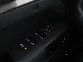 Land Rover Defender thumbnail 43