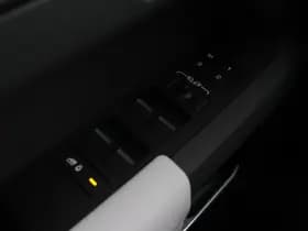 Land Rover Defender thumbnail 40