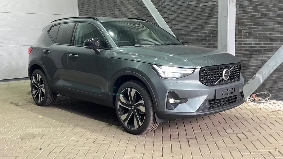 Volvo XC40 B4 Ultra Dark | Panoramadak | Trekhaak | ACC | 360° Camera | Stoel+Stuurverwarming — foto 1