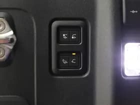 Land Rover Defender thumbnail 12