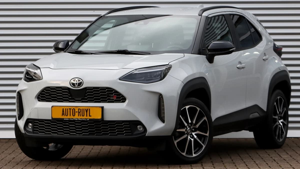 Toyota Yaris Cross 1.5 Hybrid GR Sport Ceramic Gray Metallic — foto 1