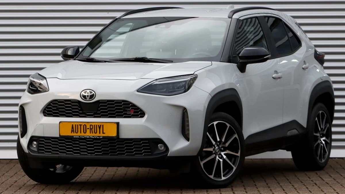 Toyota Yaris Cross 1.5 Hybrid GR Sport Ceramic Gray Metallic — foto 1