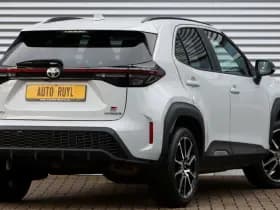 Toyota Yaris Cross 1.5 Hybrid GR Sport Ceramic Gray Metallic thumbnail 2