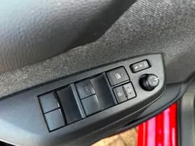 Toyota Yaris 1.5 Hybrid Executive Bi-Tone thumbnail 24