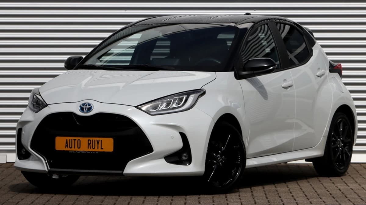 Toyota Yaris 1.5 Hybrid Executive Bi-Tone JBL / HUD — foto 1