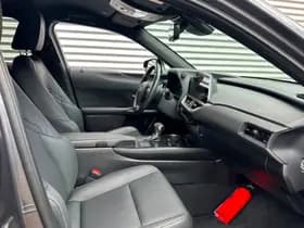 Lexus UX thumbnail 3