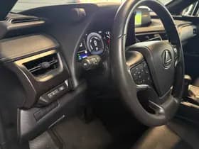 Lexus UX thumbnail 32