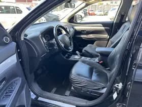 Mitsubishi Outlander thumbnail 3