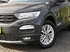 Volkswagen T-Roc thumbnail 3
